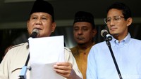 Prabowo nampak didampingi Sandiaga Uno saat menggelar konferensi pers di Kertanegara, Jakarta. Dalam pernyataannya tersebut Prabowo menyebut Pilpres 2019 penuh kecurangan.