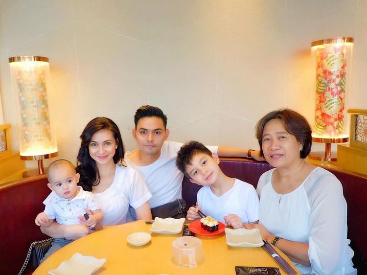 Si Cantik Alessia Cestaro yang Kompak Makan Bareng Keluarga