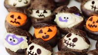 Saat momen hallowen ada soes hitam dengan aneka hiasan menyeramkan. Isiannya ada tengkorak, mumi hingga hantu labu. Foto: instagram @sweet_essence_