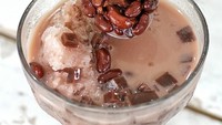 Kuahnya berwarna cokelat. Perpaduan rasa susu kental manis cokelat dengan potongan jelly dan kacang merah. Mantap! Foto: Instagram@yamiejhon