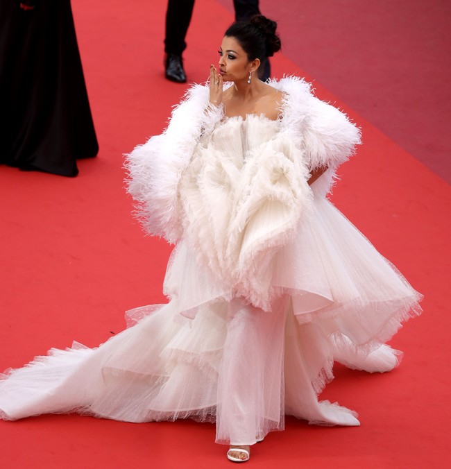 Hari berikutnya, Aishwarya mengganti gaun emasnya dengan gaun a la Ice Princess keluaran Ashi Studio. Gaun tampak mewah dengan aksen bulu-bulu dan train tulle panjang nan megar. Foto: Dok. Getty Images