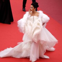 Hari berikutnya, Aishwarya mengganti gaun emasnya dengan gaun a la Ice Princess keluaran Ashi Studio. Gaun tampak mewah dengan aksen bulu-bulu dan train tulle panjang nan megar. Foto: Dok. Getty Images