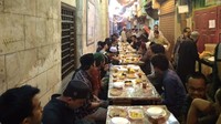 Setiap sore hari menjelang berbuka, hampir di setiap tempat digelar penyajian Maidatu Ar Rahman atau Hidangan Tuhan. Inilah tradisi Ramadhan yang khas di Mesir (Wafi Maqosid/Istimewa)
