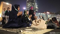 Para peserta aksi berdoa bersama.