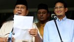 Salam Dua Jari, Prabowo-Sandi Tolak Hasil Pilpres 2019