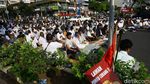 Demo Berhenti Sejenak, Massa Salat Berjemaah di Depan Bawaslu