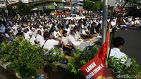 Pantauan detikcom di depan gedung Bawaslu, Jalan MH Thamrin, Jakarta Pusat, pukul 15.15 WIB, Selasa (21/5/2019), orator memberi tahu bahwa waktu asar sudah masuk. Dia mengimbau massa untuk berwudu.