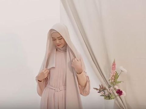 Tutorial Hijab Syar'i untuk Lebaran, Cocok Dipadukan dengan Dress