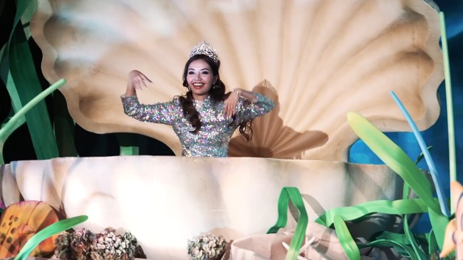 Sedangkan pada resepsi, Rachel yang menikah dengan seorang analis finansial itu muncul dari sebuah kerang yang diperkirakan bernilai lebih dari S$5,254 atau sekitar Rp 55 jutaan. Foto: Channel 5