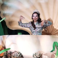 Sedangkan pada resepsi, Rachel yang menikah dengan seorang analis finansial itu muncul dari sebuah kerang yang diperkirakan bernilai lebih dari S$5,254 atau sekitar Rp 55 jutaan. Foto: Channel 5