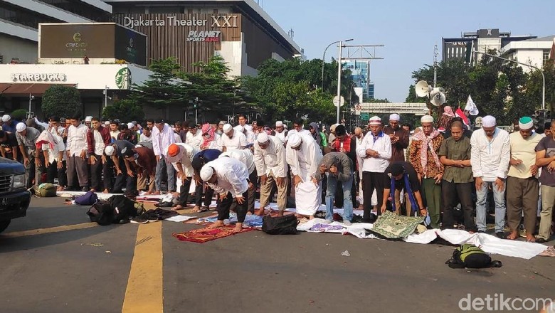 Massa Gerakan Kedaulatan Rakyat Salat Berjemaah di Depan Bawaslu Massa Gerakan Kedaulatan Rakyat Salat Berjemaah di Depan Bawaslu