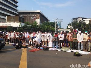 Massa Gerakan Kedaulatan Rakyat Salat Berjemaah di Depan Bawaslu