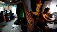 Warga pun menghabiskan waktu di pengungsian dengan bekerja, salah satunya membuka jasa jahit pakaian lewat mesin jahit yang disediakan oleh pemerintah. Meski mendapat bantuan dana, bagi warga uang yang mereka dapatkan seringkali tak cukup untuk memenuhi kebutuhan mereka dan keluarganya. Oleh sebab itu mereka pun memutar otak dengan mencari pekerjaan atau membuka usaha kecil-kecilan.
