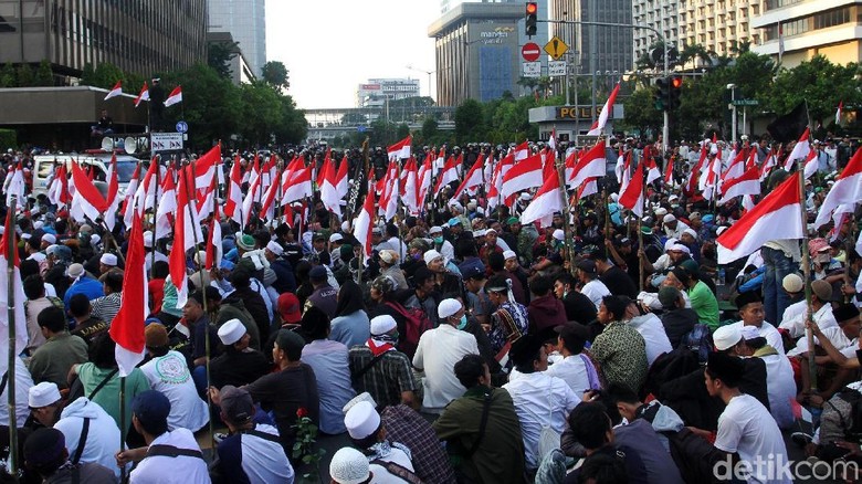 Polisi Minta Massa yang Demo di Bawaslu Bubar Pukul 18.00 WIB Polisi Minta Massa yang Demo di Bawaslu Bubar Pukul 18.00 WIB