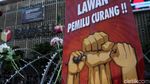 Aksi Emak-emak Bagikan Bunga ke Polisi di Depan Bawaslu