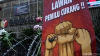 Sebuah spanduk Lawan pemilu curang dipasang di depan Bawaslu.