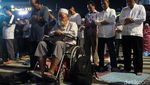 Momen Massa Salat Isya dan Tarawih di Depan Bawaslu