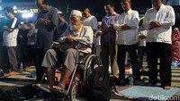 Seorang penyandang disabilitas ikut beraksi.