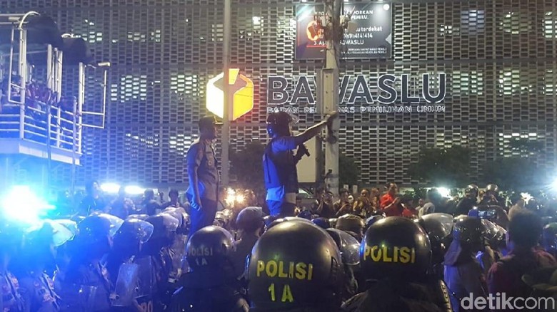 Tarawih Usai, Polisi Minta Massa yang Demo di Depan Bawaslu Bubar Tarawih Usai, Polisi Minta Massa yang Demo di Depan Bawaslu Bubar
