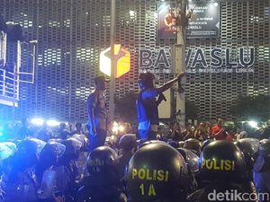 Massa yang Demo di Bawaslu Sepakat Bubar, Lanjut Kembali Besok
