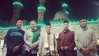 Penulis (tengah) bersama para mahasiswa Indonesia di Masjid Al Azhar, Kairo. Masjid ini sering menjadi tempat bagi para mahasiswa Al Azhar untuk mengisi waktu belajar (Wafi Maqosid/Istimewa)