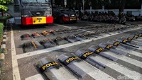Kendaraan taktis kepolisian juga disiagakan di depan gedung KPK.