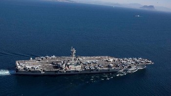 Penampakan USS Abraham Lincoln di lautan Arab untuk mengadakan latihan. Foto: Reuters