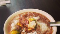 Campuran potongan buah alpukat ternyata menyeimbangkan rasa manis dari susu cokelat yang digunakan. Foto: Instagram@hawede2312