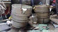 Kurdi membuat kompor menggunakan plat besi rongsokan. Ia biasa mendapatkan barang tersebut dari warga sekitar. 