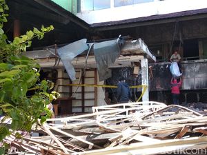 Pedagang Pasar Kosambi Mengais Barang yang Selamat dari Puing Kebakaran