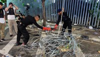 Kawat berduri yang dipasang di depan Bawaslu ruusak karena massa berusaha menorobos. (Foto: Jefrie Nandy/detikcom)