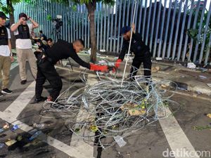 Penampakan Kawat Berduri Dirusak Massa di Demo Bawaslu