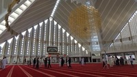Tak seperti masjid tradisional, Masjid Faisal memiliki bentuk yang unik dan kental dengan gaya arsitektur kontemporer. Perpaduan gaya Asia Selatan, Arab, dan Turki juga menjadikan masjid ini sebagai salah satu masjid terindah dan terunik yang ada di dunia. Dok. Wikipedia/Hamza440.