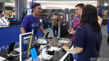 Galaxy Note 9 juga sepertinya masih mengundang rasa penasaran pengunjung. (Foto: Muhamad Imron Rosyadi/detikINET)  