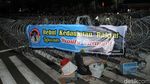 Bersalaman dengan Polisi, Massa Bubarkan Diri