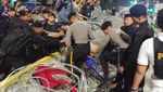 Penampakan Kawat Berduri Dirusak Massa di Demo Bawaslu