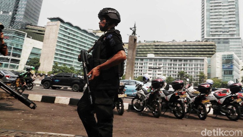 2 Mobil Brimob Dibakar Massa di Slipi 2 Mobil Brimob Dibakar Massa di Slipi