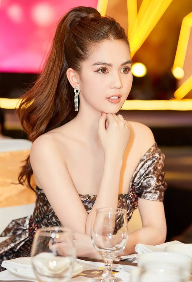 Ngoc Trinh yang lahir pada 1989 disebut-sebut menutupi masa lalunya yang berasal dari keluarga miskin di Vietnam. Kariernya di dunia modelling pun bermula ketika pria yang kini menjadi manajernya melihat sosoknya yang saat itu tengah bekerja di Ho Chi Minh City. Trinh kemudian mengikuti ajang Miss Jewelry pada usia 15 tahun dan meraih gelar juara. Kini selain menjadi model, wanita berkulit putih itu juga memiliki bisnis di bidang fashion. Foto: Facebook