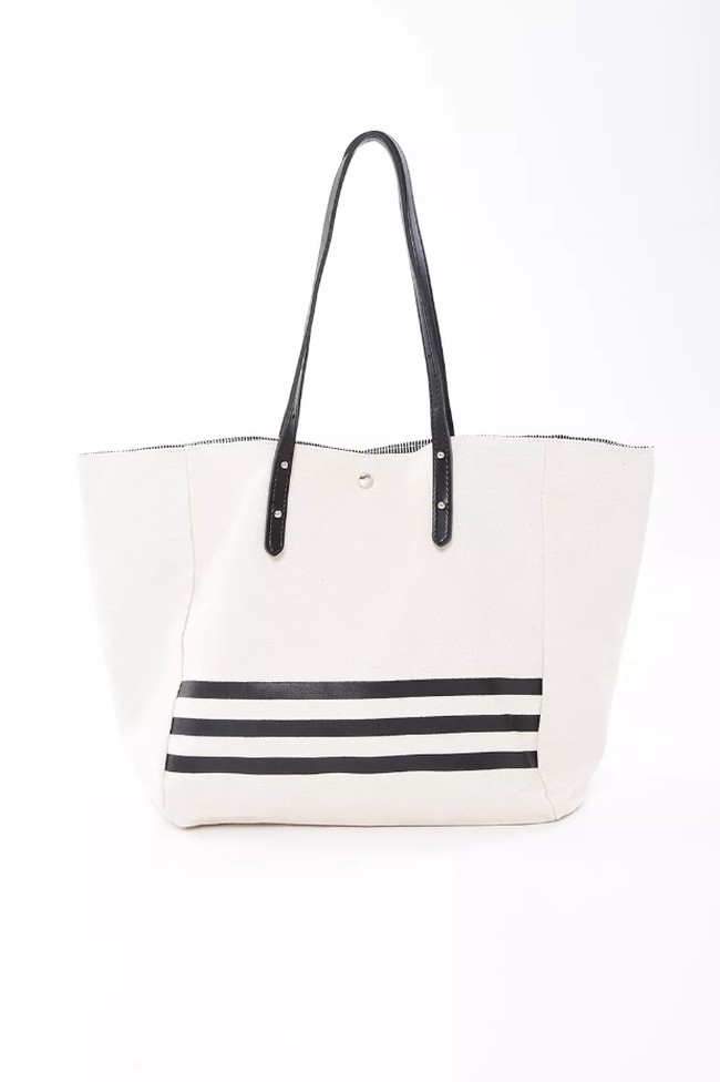 Sebagian dari Anda mungkin butuh tas lebih besar untuk menampung berbagai keperluan ketika bepergian silahturahmi Lebaran. Sadie Canvas Tote Black dari brand Kalon pun bisa dipertimbangkan. Item ini turun dari Rp 325 ribu menjadi Rp 260 ribu. Foto: Hijup