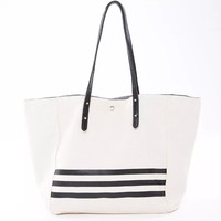 Sebagian dari Anda mungkin butuh tas lebih besar untuk menampung berbagai keperluan ketika bepergian silahturahmi Lebaran. Sadie Canvas Tote Black dari brand Kalon pun bisa dipertimbangkan. Item ini turun dari Rp 325 ribu menjadi Rp 260 ribu. Foto: Hijup