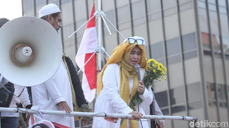 Neno Warisman Orasi di Depan Bawaslu: Emak-emak Siap Menginap? Neno Warisman Orasi di Depan Bawaslu: Emak-emak Siap Menginap?