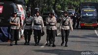 Polisi wanita juga ikut mengamankan gedung KPU.