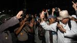 Bersalaman dengan Polisi, Massa Bubarkan Diri