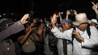 Massa rencananya akan berkumpul kembali di depan kantor Bawaslu, Rabu (22/5) pukul 14.00 WIB.