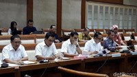 Direksi Garuda Indonesia hadir dalam rapat dengar pendapat (RDP) bersama Komisi VI DPR dipimpin Dirut Ari Ashkara bersama Deputi Bidang Usaha Jasa Keuangan, Jasa Survei dan Konsultan Kementerian BUMN Gatot Trihargo.