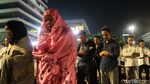 Momen Massa Salat Isya dan Tarawih di Depan Bawaslu