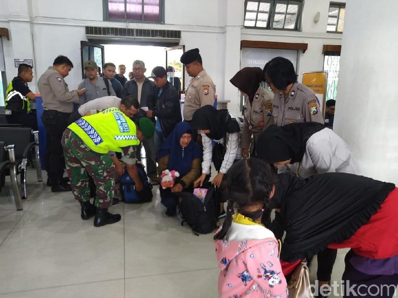 Penumpang KA di Malang Dirazia Antisipasi Aksi 22 Mei Penumpang KA di Malang Dirazia Antisipasi Aksi 22 Mei