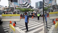 Petugas Dinas Perhubungan DKI Jakarta pun mulai memasang beton untuk memagari gedung Bawaslu usai pengumuman hasil rekapitulasi Pemilu 2019.
