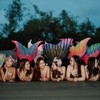 Rachel tampaknya sangat menyukai dunia bawah laut. Selain sebagai tema resepsi, anak pengusaha kecantikan itu juga menggelar pemotretan prewedding dengan pemandangan serupa. Dilaporkan Rachel juga menghabiskan uang puluhan juta untuk foto-foto yang direncanakan hingga setahun tersebut. Foto: instagram @rachelbambi