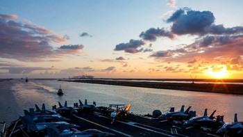 USS Abraham Lincoln didesain dapat mengangkut sampai 90 unit pesawat dan helikopter. Foto: Reuters